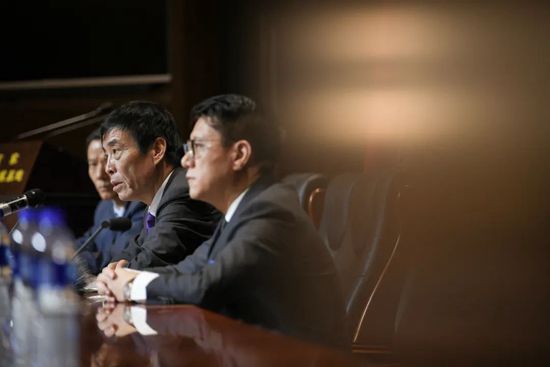 HBO在刚播完第二季后，打消了本季收视下滑的《寻》。不外HBO暗示将以一个电视片子出格篇的体例讲清晰所有的故事。这也是之前HBO对之前有几部笑剧被打消采纳的作法。帕特里克（乔纳森·格罗夫 Jonathan Groff 饰）从头回到旧金山，他该若何面临旧日的伴侣和前男朋友们，需要面临如何的选择和决议......